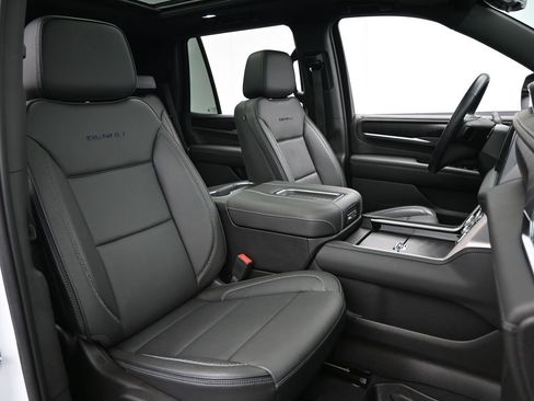 Used 2022 GMC Yukon Denali w/ Denali Premium Package image 33