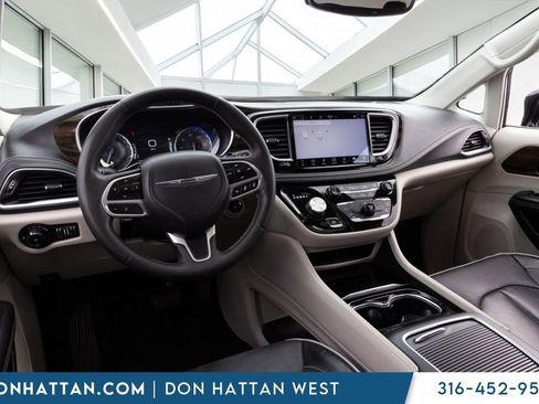 Used 2023 Chrysler Pacifica Limited FWD image 18