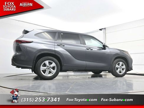 Used 2024 Toyota Highlander LE AWD/4WD image 21