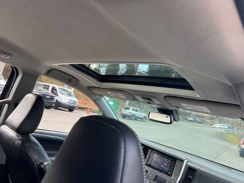 Used 2018 Toyota Sienna SE image 29