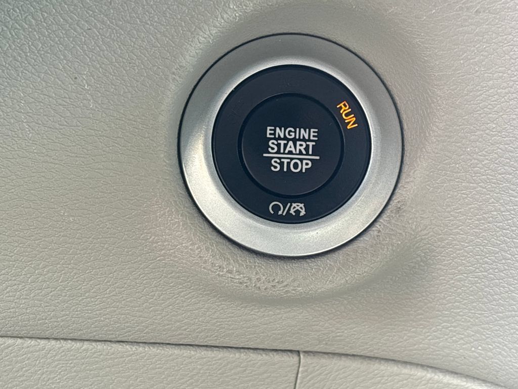 Used 2024 Chrysler Pacifica Touring-L FWD image 15