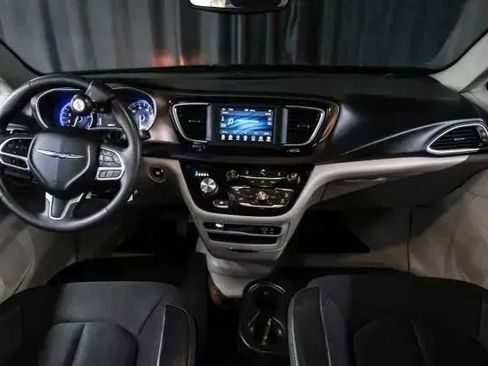 Used 2018 Chrysler Pacifica Touring Plus w/ Tire & Wheel Group image 18