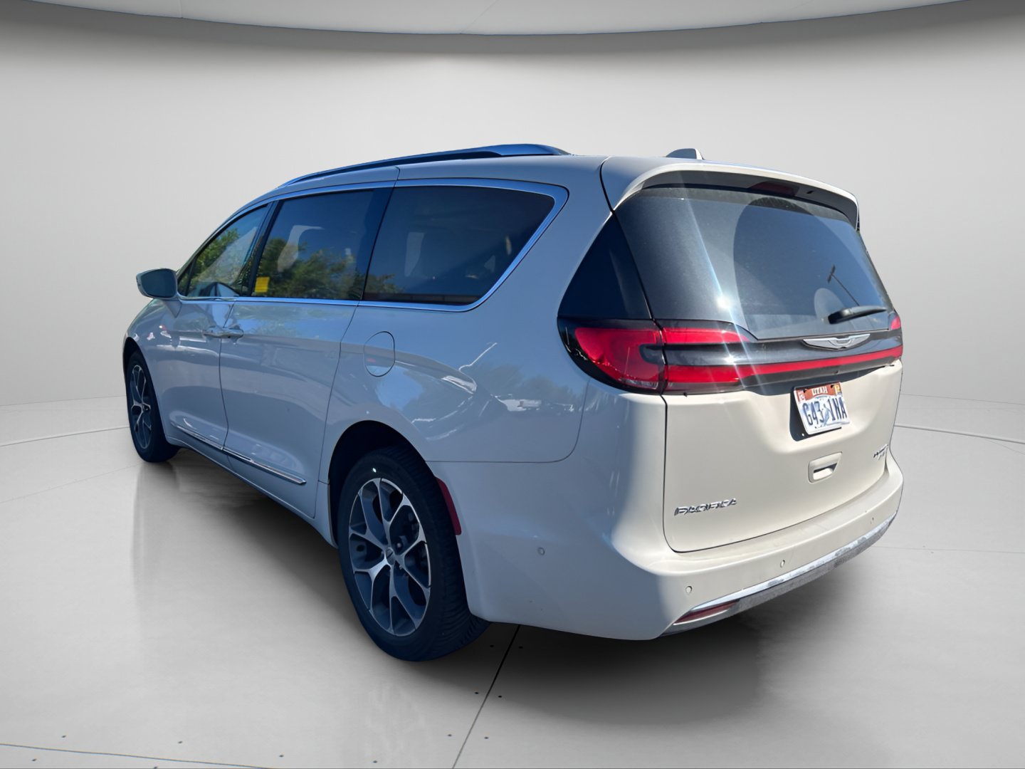 Used 2021 Chrysler Pacifica Limited w/ Uconnect Theater Family Group AWD/4WD image 12