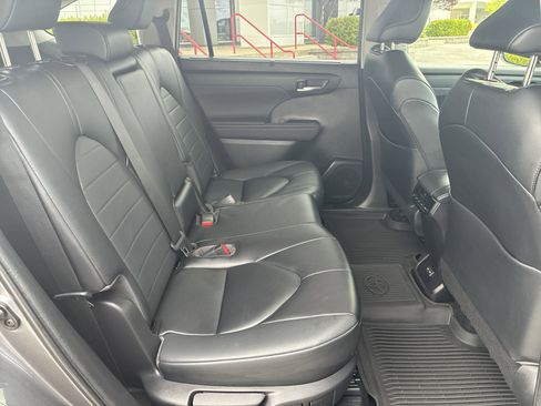 Used 2023 Toyota Highlander XLE AWD/4WD image 29