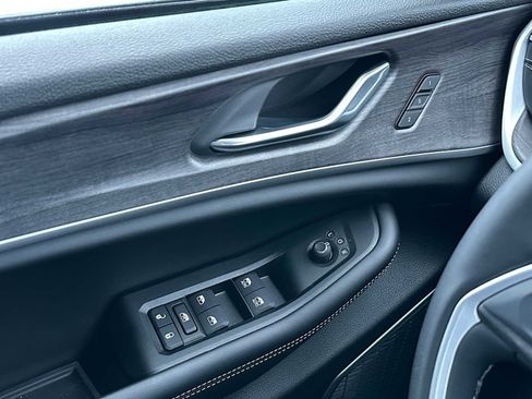 Used 2025 Jeep Grand Cherokee Limited w/ Luxury Tech Group II image 35