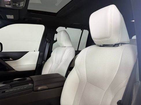 Used 2025 Lexus LX 600 4WD w/ Accessory Package (2T) image 5