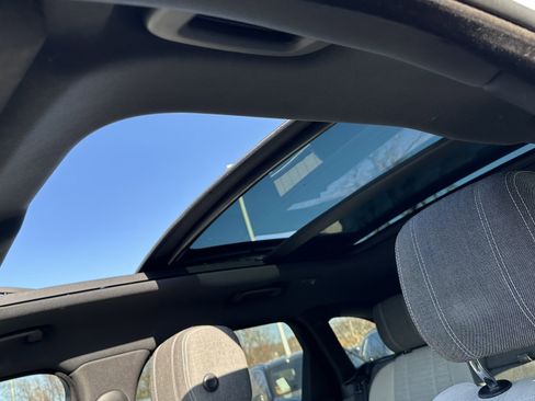 Used 2019 Land Rover Range Rover Velar R-Dynamic SE image 30