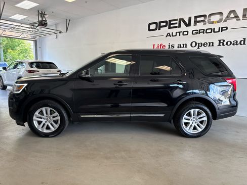 Used 2018 Ford Explorer XLT w/ Equipment Group 202A AWD/4WD image 4