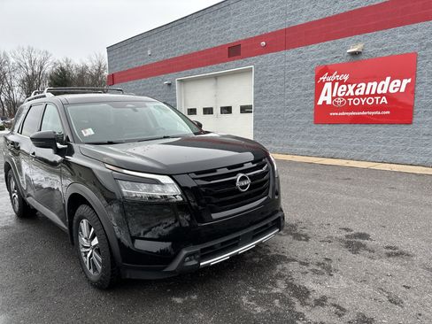 Used 2024 Nissan Pathfinder SL w/ Black Appearance Package image 1