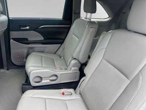 Used 2015 Toyota Highlander Limited w/ Driver Technology Package AWD/4WD image 12
