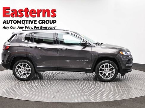 Used 2022 Jeep Compass Latitude w/ Mopar Graphics Package image 4