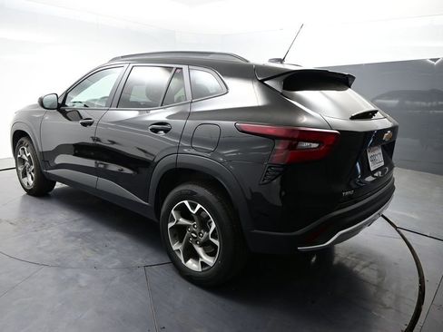 Used 2025 Chevrolet Trax LT FWD image 7