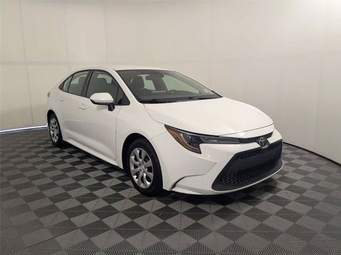 Used 2022 Toyota Corolla LE FWD image 3