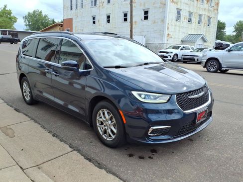 Used 2022 Chrysler Pacifica Touring FWD image 4