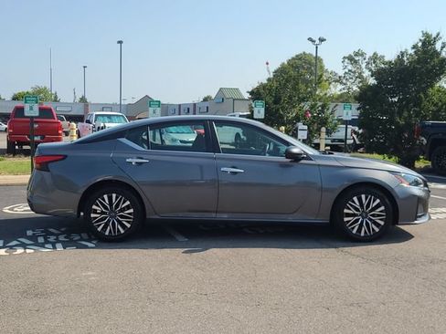 Used 2025 Nissan Altima 2.5 SV FWD image 4