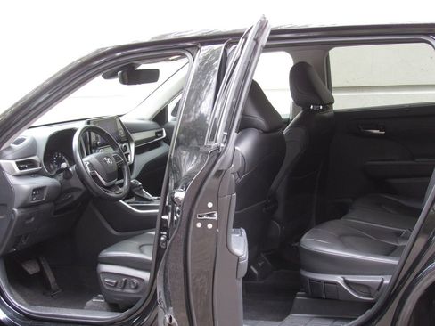Used 2024 Toyota Highlander XLE AWD/4WD image 13