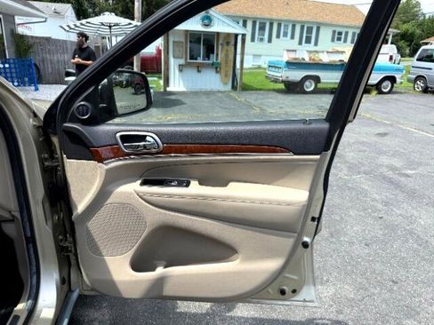 Used 2011 Jeep Grand Cherokee Limited w/ Trailer Tow Group image 8