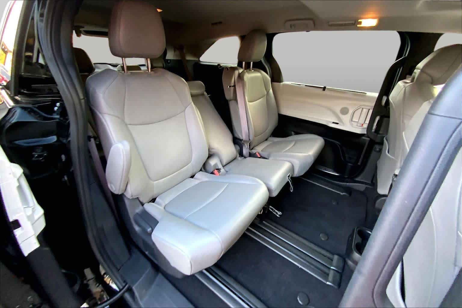 Used 2025 Toyota Sienna XLE FWD image 20