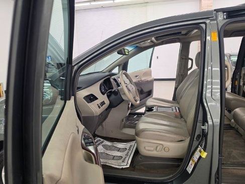 Used 2013 Toyota Sienna XLE FWD image 31