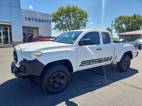 Used 2019 Toyota Tacoma SR AWD/4WD image 2