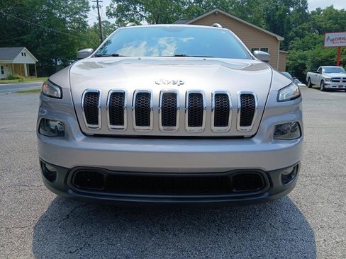 Used 2018 Jeep Cherokee Latitude FWD image 3