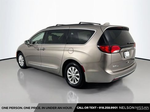 Used 2017 Chrysler Pacifica Touring-L FWD image 7