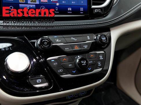 Used 2023 Chrysler Pacifica Touring-L FWD image 20