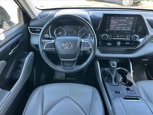 Used 2022 Toyota Highlander XLE FWD image 14