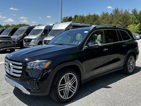 Used 2025 Mercedes-Benz GLS 450 4MATIC image 4