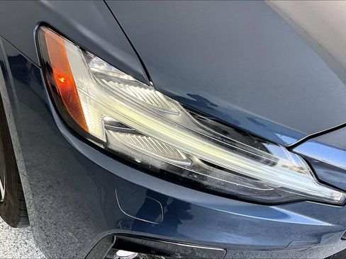 Used 2025 Volvo S60 B5 Core FWD image 38