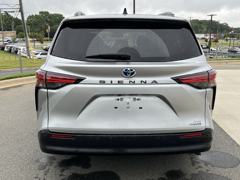 Used 2021 Toyota Sienna XLE FWD image 8