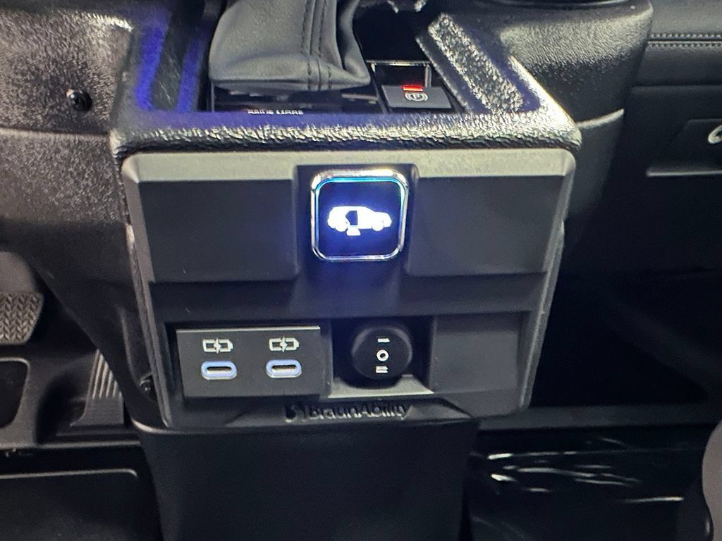Used 2026 Toyota Sienna XLE FWD image 41