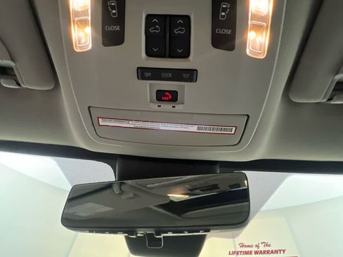 Used 2021 Toyota Sienna Limited image 21