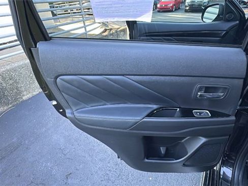 Used 2018 Mitsubishi Outlander SEL image 36