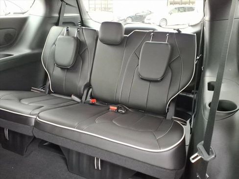 New 2026 Chrysler Pacifica Limited w/ S Appearance Package image 7