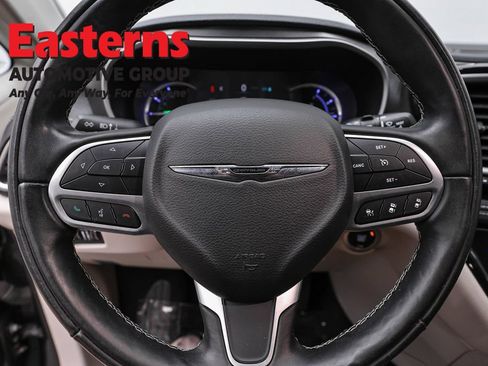 Used 2022 Chrysler Pacifica Touring-L w/ Uconnect Theater Family Group FWD image 10