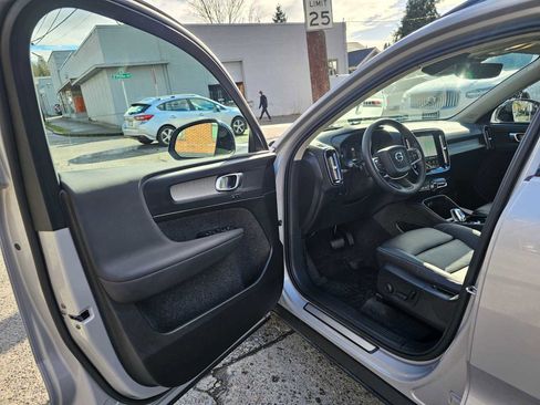 Certified 2025 Volvo XC40 B5 Plus w/ Climate Package image 21