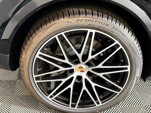 New 2025 Porsche Cayenne Coupe image 12