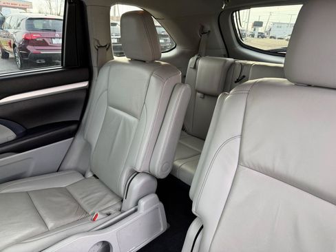 Used 2019 Toyota Highlander XLE AWD/4WD image 12