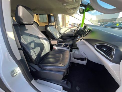 Used 2022 Chrysler Pacifica Touring-L image 15