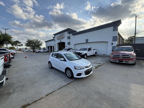 Used 2020 Chevrolet Sonic LT FWD image 43