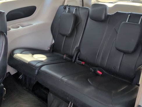 Used 2017 Chrysler Pacifica Touring-L FWD image 13