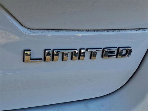 Certified 2023 Jeep Grand Cherokee Limited w/ Trailer Tow Prep Group (B) image 19