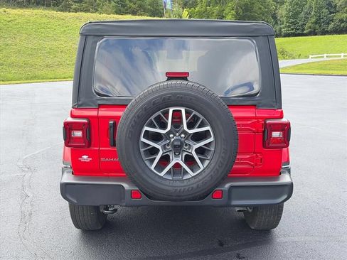 Used 2025 Jeep Wrangler Unlimited Sahara AWD/4WD image 31