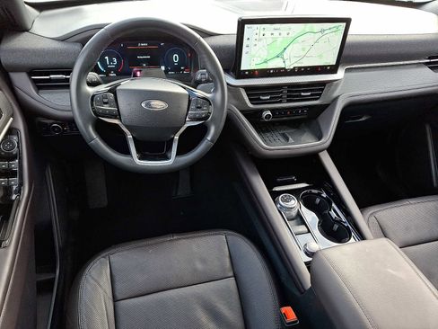 Certified 2025 Ford Explorer Platinum w/ LUX Leather Package image 11