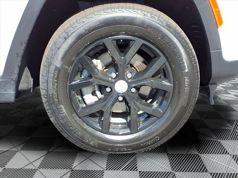 Used 2023 Jeep Grand Cherokee Limited image 11