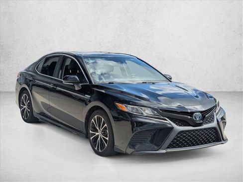 Certified 2019 Toyota Camry SE w/ Sunroof Package image 3