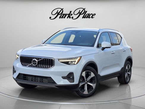 Used 2025 Volvo XC40 B5 Plus AWD/4WD image 1
