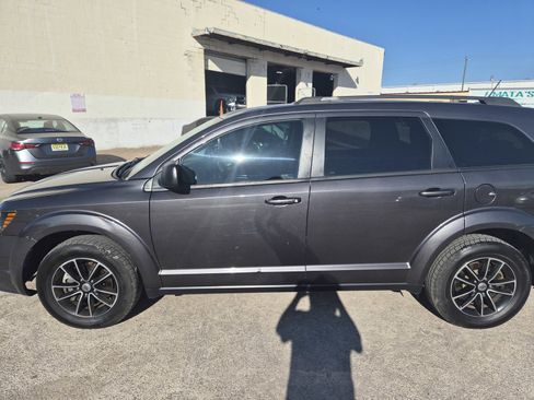 Used 2018 Dodge Journey SE w/ Popular Equipment Group image 2