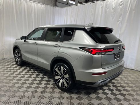 New 2025 Mitsubishi Outlander SE image 4